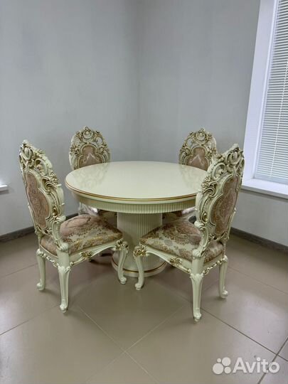 Кухонный стол и стулья