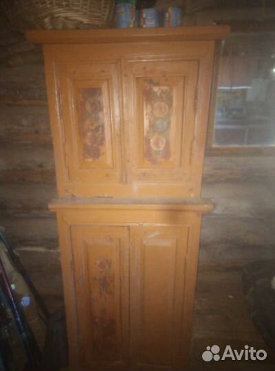 Старинный шкаф