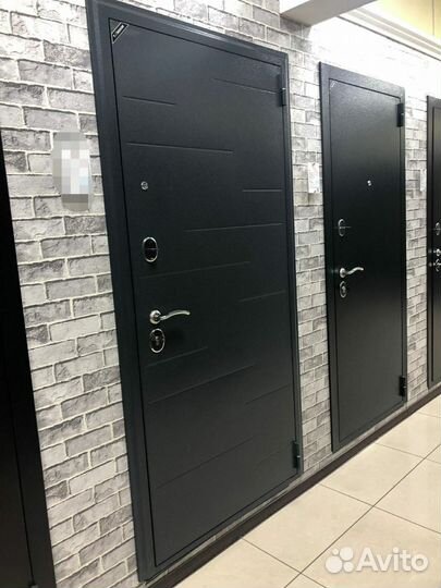 Дверь входная с зеркалом Нова