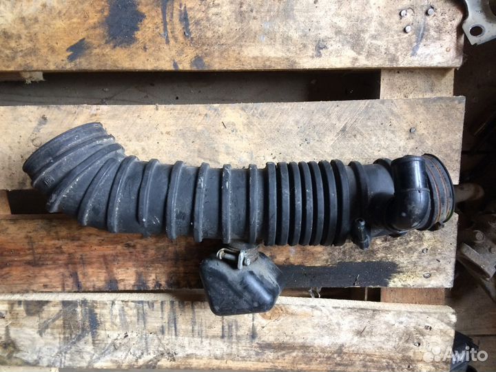 Патрубок возд. фильтра на mitsubishi mirage dingo