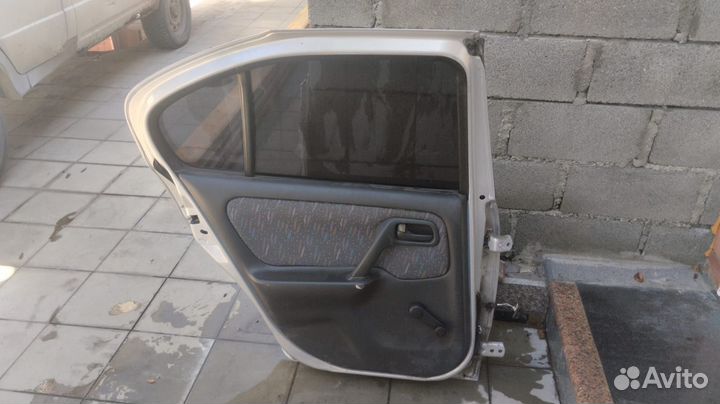 Продаю дверь на nissan primera