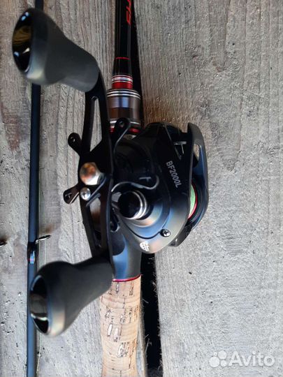 Кастинговый спиннинг с катушкой