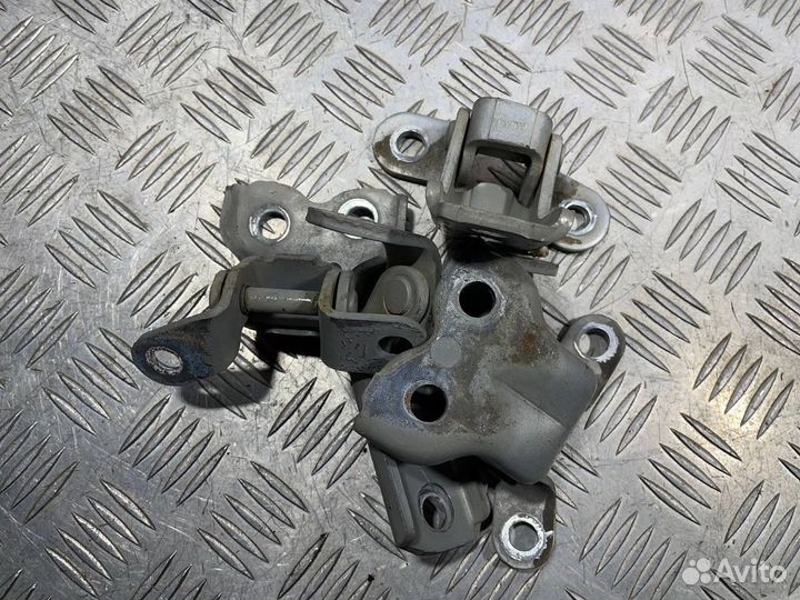 Петля двери Toyota Corolla