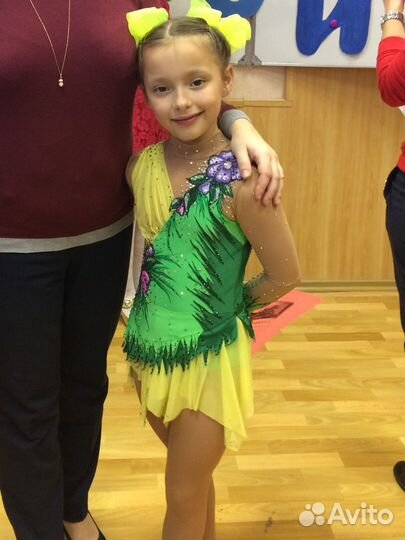 Платье 122 128-зеленое; розовое-104-110