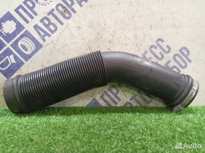 Патрубок воздушного фильтра Volkswagen Golf 3