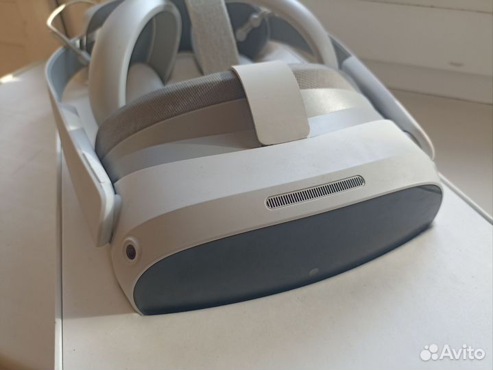 Шлем виртуальной реальности pico 4