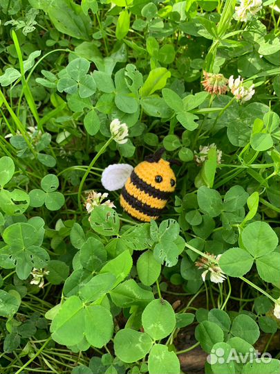 Брелок вязаный пчела