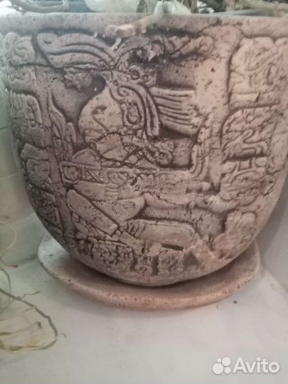 Два больших глиняных кашпо