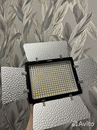 Видеосвет yongnuo 300 iii