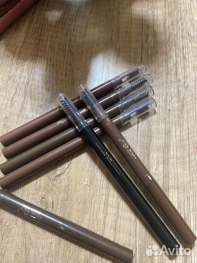 Карандаш для бровей с щёточкой