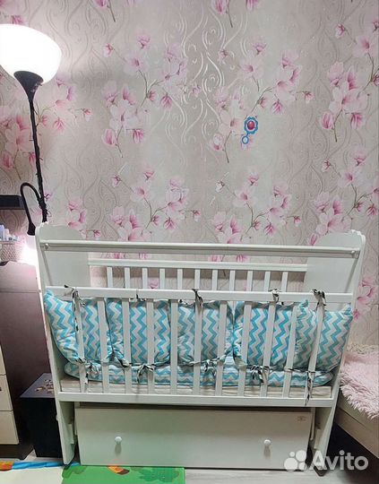 Детская кроватка с маятником