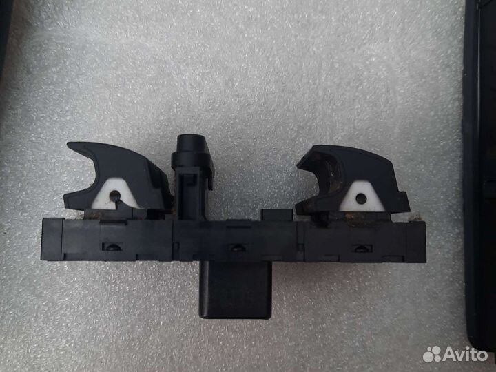 Блок управления стеклоподъемниками Golf mk6