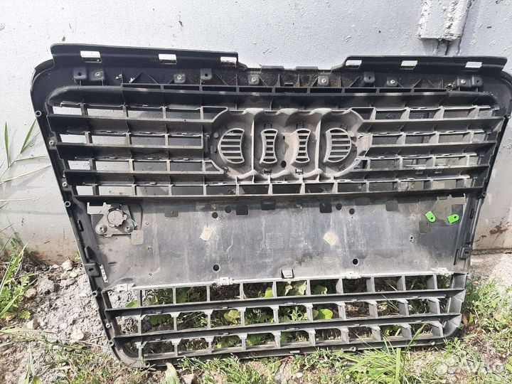 Продаю решотку радиатора,средняя часть Ауди