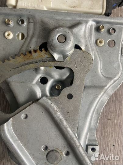 Стеклоподъемник правый Toyota Avensis T250