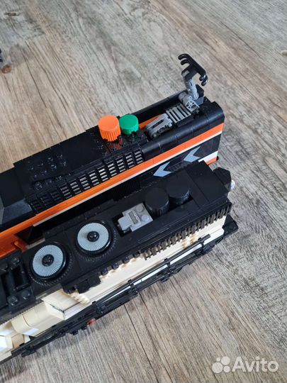 Железная дорога и поезда с вагончиками