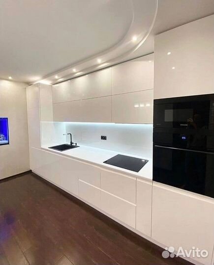 Кухня белая прямая