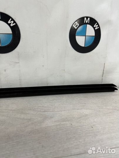 Уплотнитель стекла двери задний правый Bmw X5