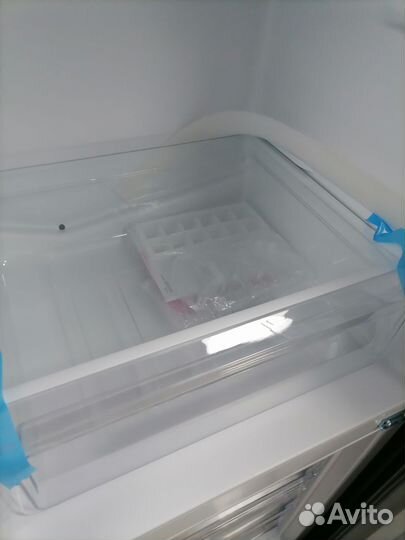 Новый холодильник серебристый 180 см