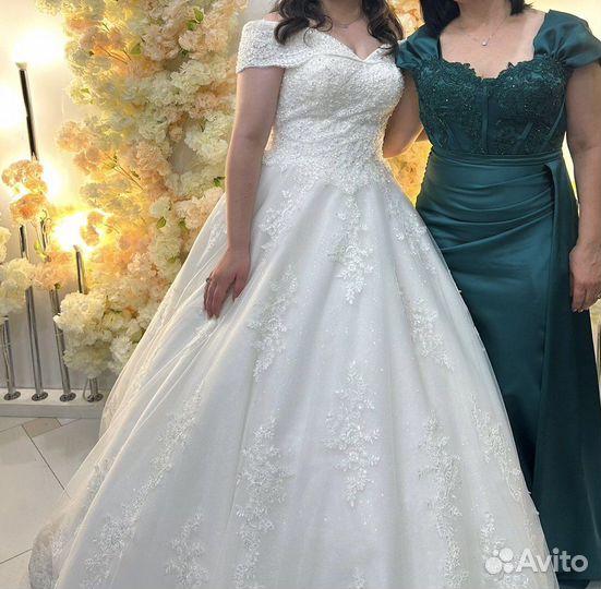 Свадебное платье со шлейфом