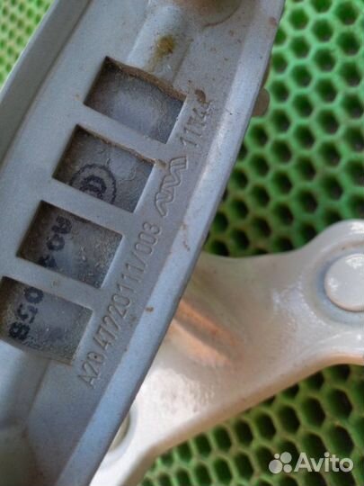 Петля двери передняя правая Mercedes-Benz C-Class