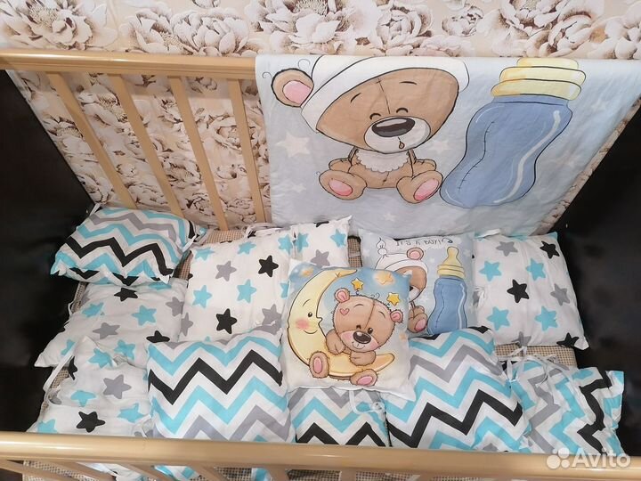 Детская кроватка с маятником и ящиком