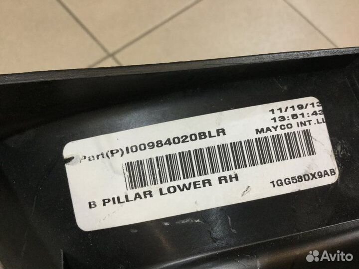 Обшивка стойки правая Jeep Grand Cherokee WK2