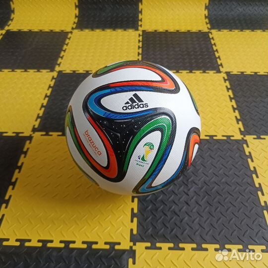 Футбольный мяч adidas бразука