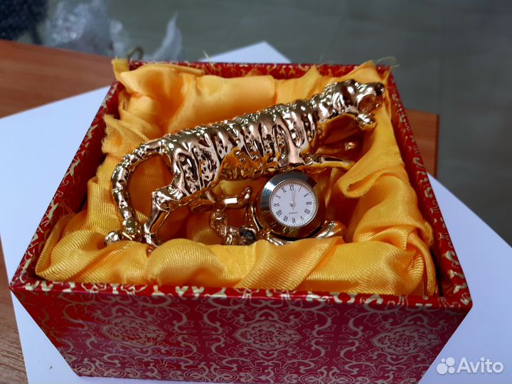 Часы с тигром