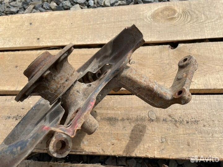 Кулак поворотный задний левый Volkswagen Golf 5