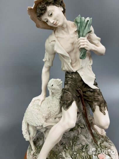 Статуэтка фарфор