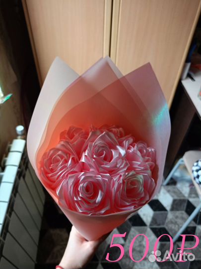 Букет из атласных роз с раффаэлло