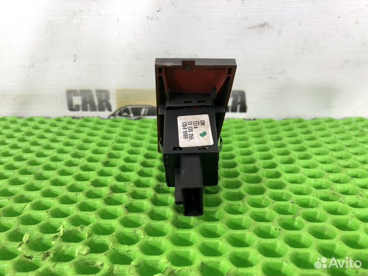 Кнопка аварийной сигнализации Opel Vectra