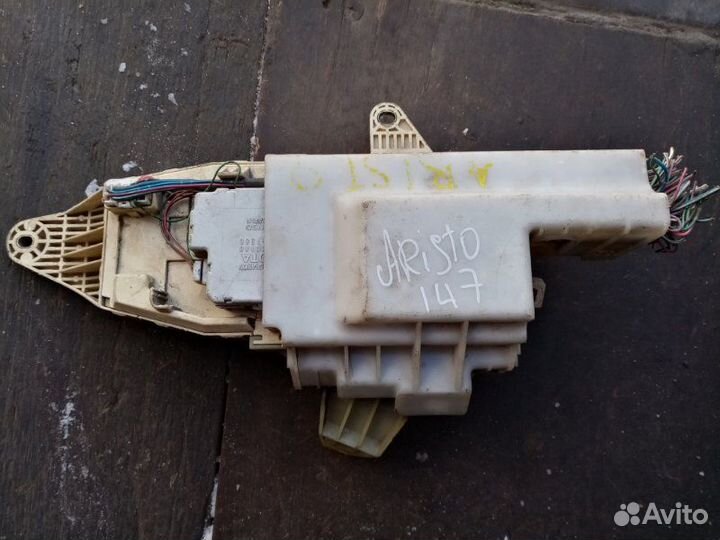Блок предохранителей Toyota Aristo JZS147