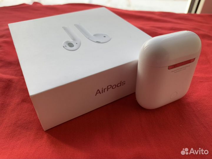 Кейс для наушников Apple Airpods