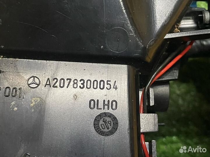 Дефлектор воздуховод на Мерседес w207