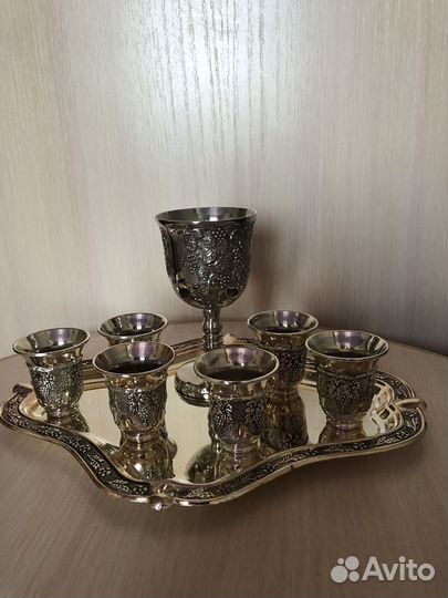 Коньячный набор и бокал на подносе