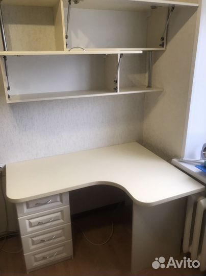 Компьютерный стол и навесная полка