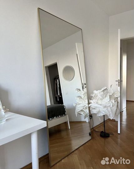 Зеркало в золотистой алюминиевой раме