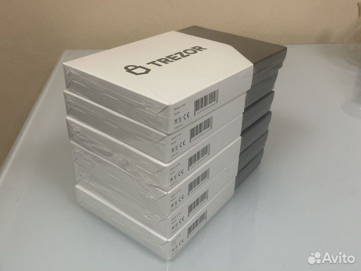 Trezor model T Криптокошелёк