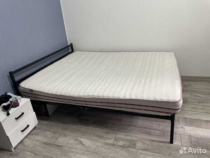 Кровать с матрасом 160х200