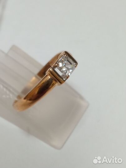 Золотое кольцо с камнем 16р