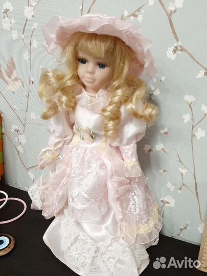 Кукла фарфоровая