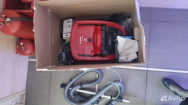 Моющий пылесос Bosch BWD421PET красный