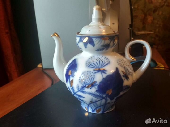 Чайники и чашки фарфоровые