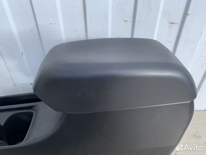 Подлокотник Митцубиси Лансер 9