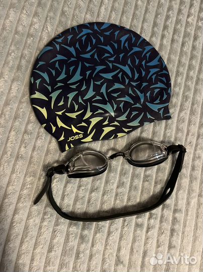 Очки и шапка для плавания