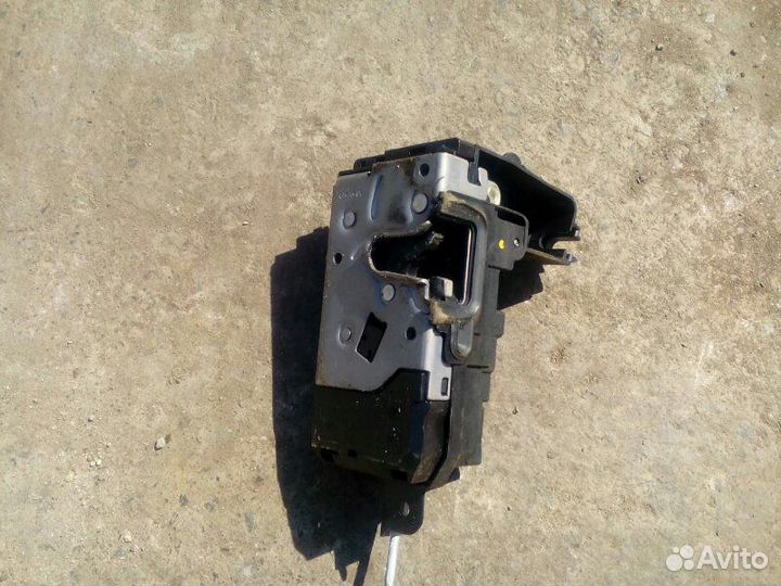 Замок двери передний левый Opel Astra H купе