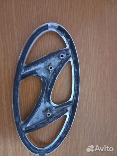 Эмблема передняя hyundai solaris 2