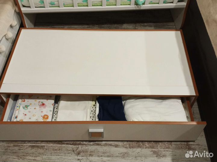 Детская кроватка с маятником