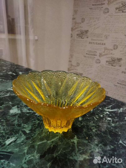 Ваза-корзинка, конфетница -цветное стекло богемия